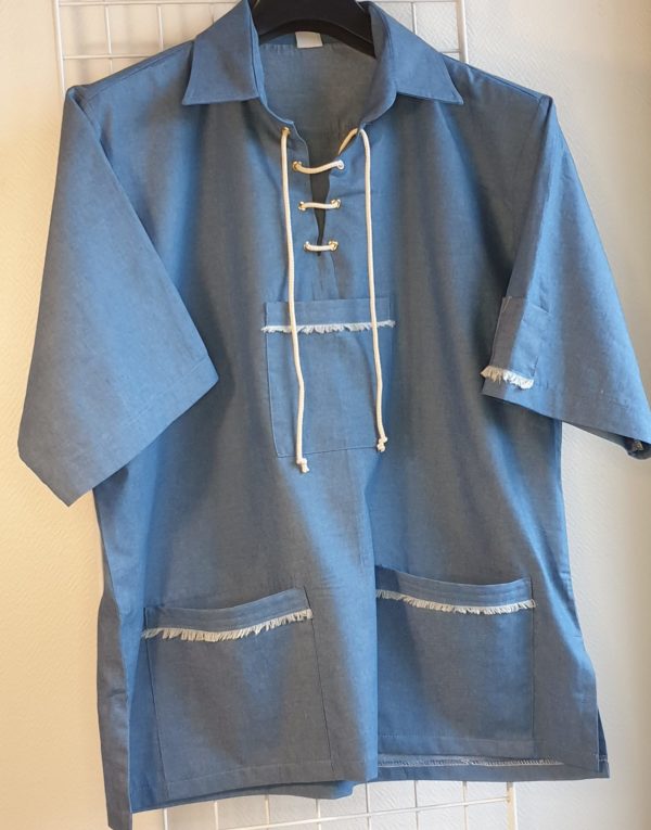 16.1Chemise homme. Made in Paris. Modèle simple avec oeillets au devant et coton de serrage. Col officier chic et élégant. Taille : L. Prix : 59.95€.