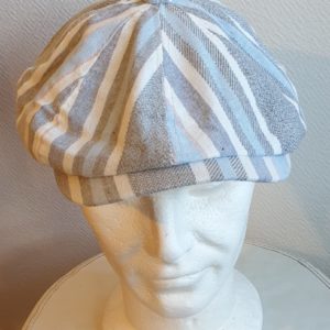 Réf30.1 Beret-casquette-fome-gavroche.-Entierement-double.-Polyester.-Rayures-grises-bleues-ciel-blanches.-Reglable-a-larriere-par-elastique.