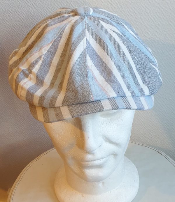 Réf30.1 Beret-casquette-fome-gavroche.-Entierement-double.-Polyester.-Rayures-grises-bleues-ciel-blanches.-Reglable-a-larriere-par-elastique.