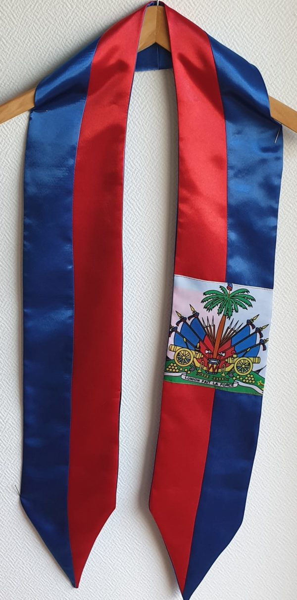 1.1Etole drapeau Haïti, banderole drapeau Haïti, écharpe drapeau Haïti également représentée sur veste. Vêtement unisexe.. Tissu satin. Dimension 1,85m sur 24cm.