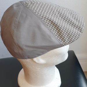 100.1 Béret homme. Béret casquette. Entièrement doublée en tissu polyester et coton. Couleur en gris avec un côté arrière uniforme et un dessus entrelacé. T 57-59.