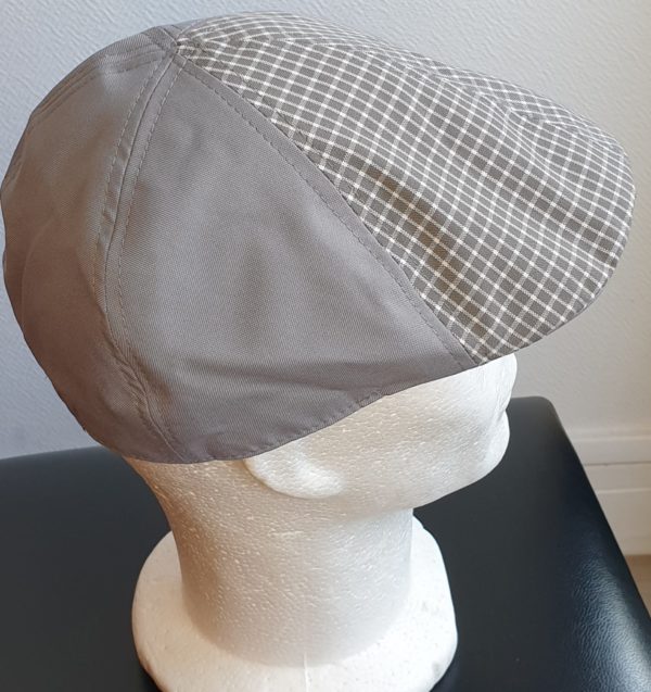 100.1 Béret homme. Béret casquette. Entièrement doublée en tissu polyester et coton. Couleur en gris avec un côté arrière uniforme et un dessus entrelacé. T 57-59.