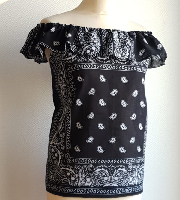 14.1 Haut de couleur noire assorti de perles et de frises blanches. 100 %coton. Taille : S-M.