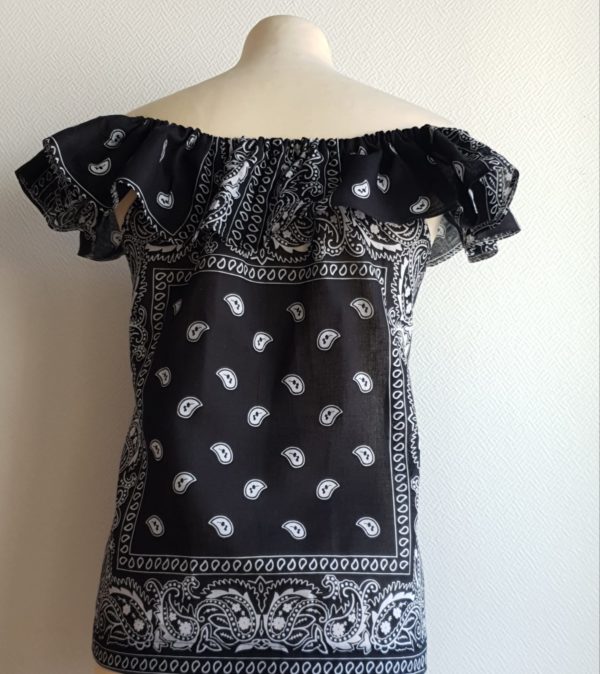 14.2 Haut de couleur noire assorti de perles et de frises blanches. 100 %coton. Taille : S-M.