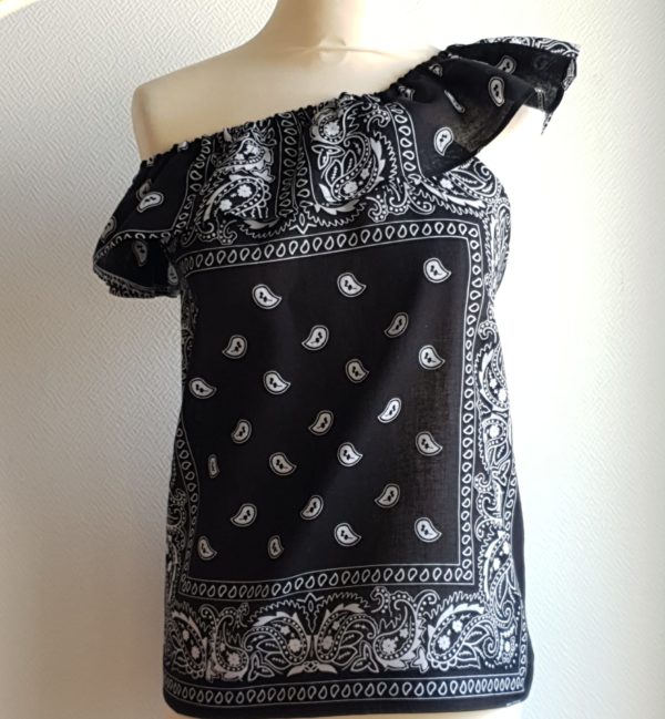 14.3Haut de couleur noire assorti de perles et de frises blanches. 100 %coton. Taille : S-M.