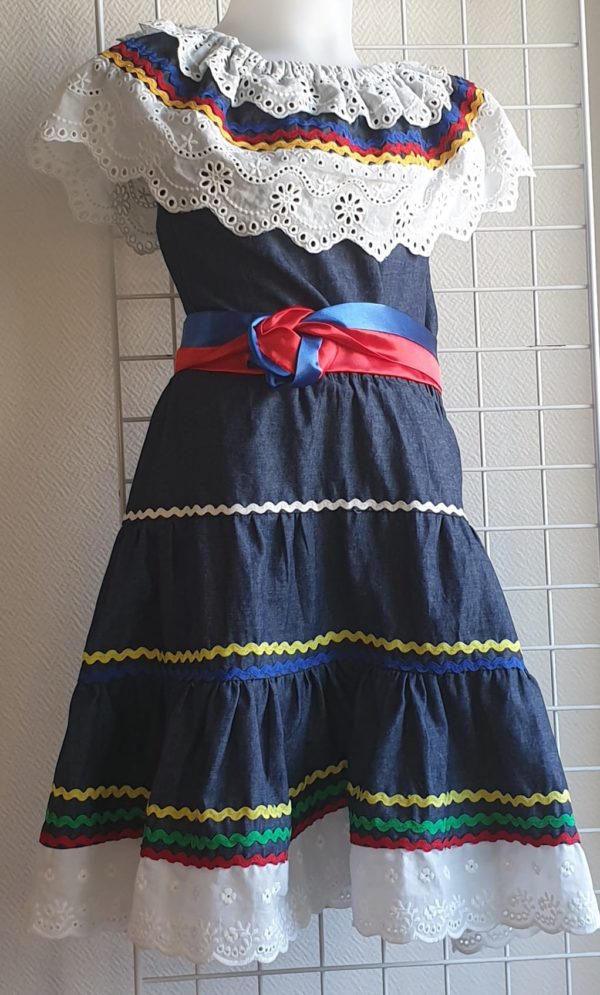 4.1 Tenue karabela haïtienne. Ensemble 2 pièces enfant 3- 4 ans. livré avec ceinture drapeau Haïti. Haut et jupe dentelle broderie anglaise109.90€