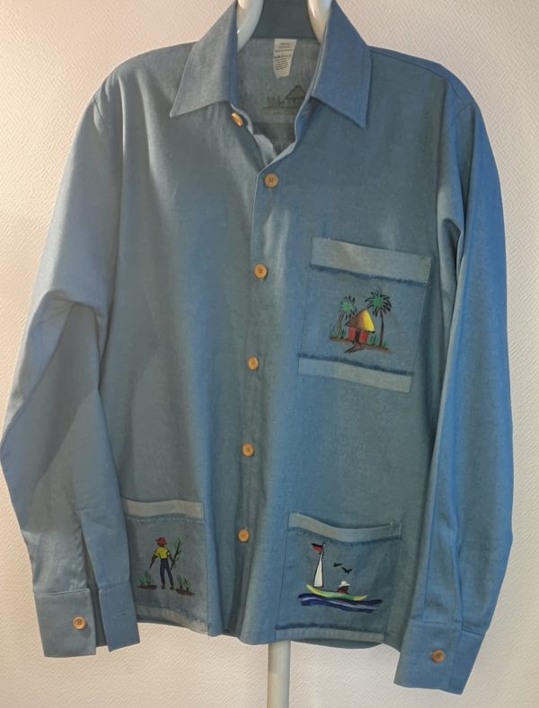 18.1 Chemise homme manches longues traditionnelles karabella haïtienne. 3 poches. Peint à la main Création Anjero. Tissu 100% coton bleu ciel.