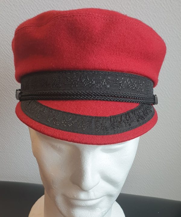 Casquette rouge imperméable entièrement doublée Fabrication française.