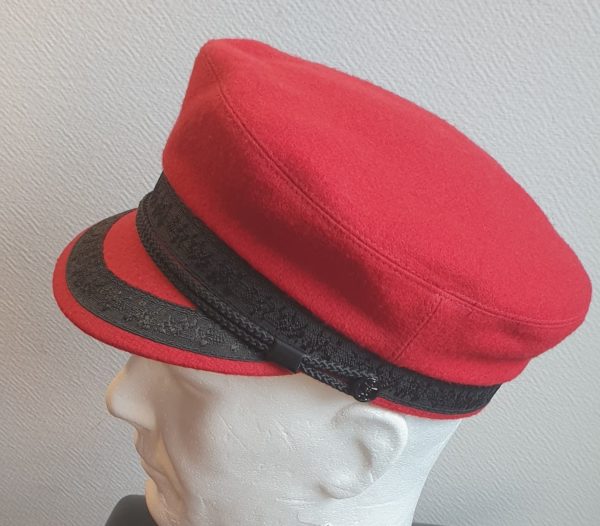 Casquette rouge imperméable entièrement doublée Fabrication française.