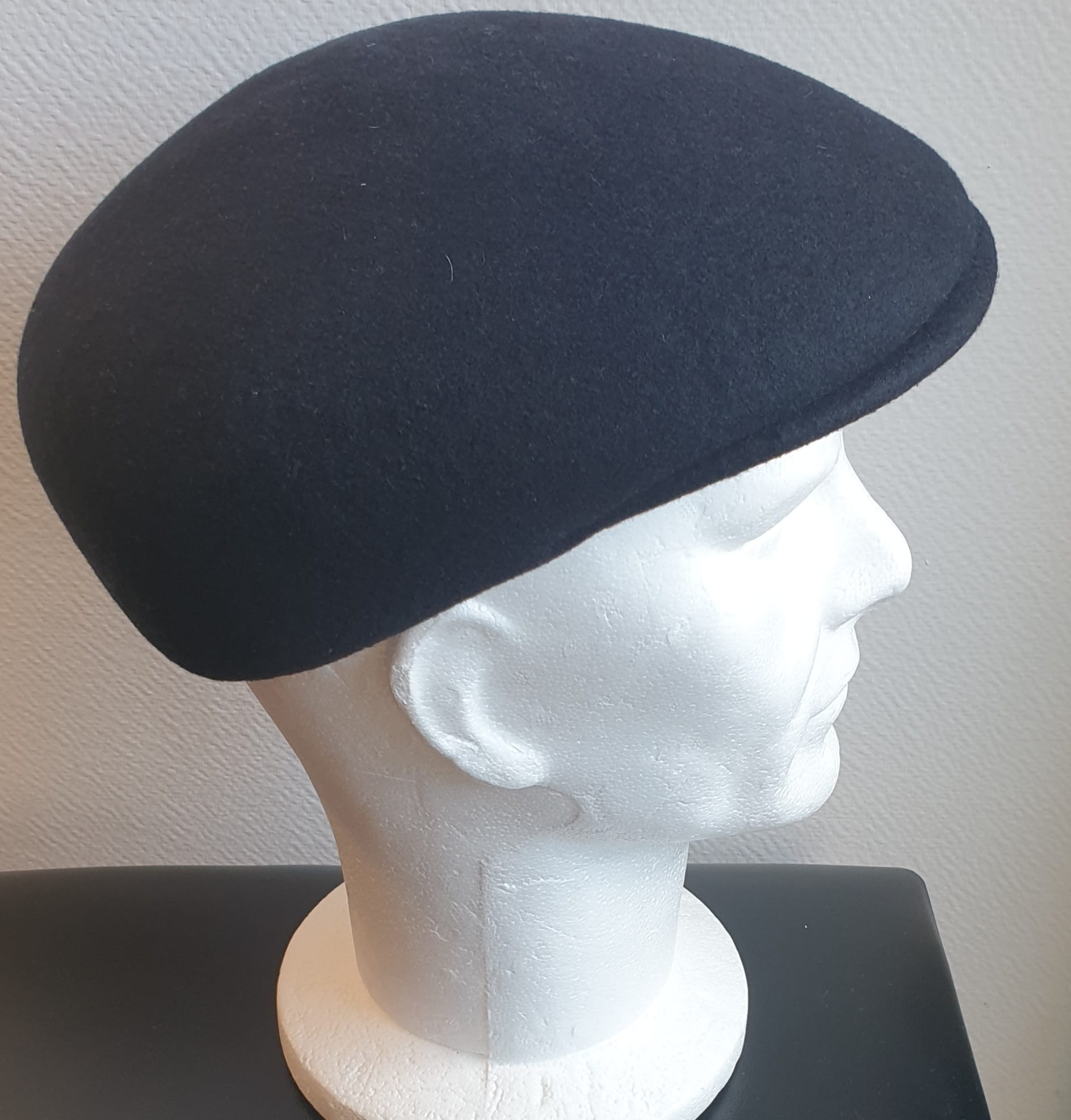 Béret laine made in Italie bleu marine 56 à 60 23,50€