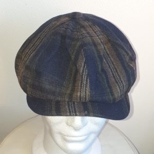 Béret d'hiver en laine mélangée. Couleur dominante bleue. Entièrement doublé. Réglable à l'arrière par élastique. 57 59. 25.95€