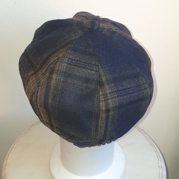 Béret d'hiver en laine mélangée. Couleur dominante bleue. Entièrement doublé. Réglable à l'arrière par élastique. 57 59 25.95€