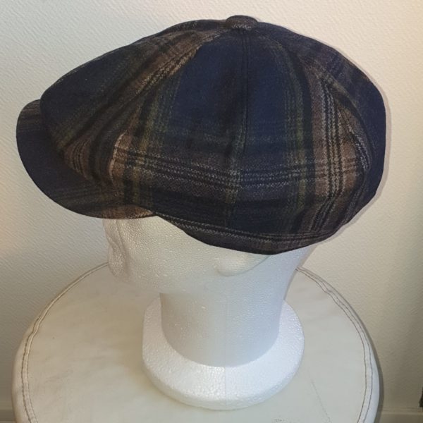 Béret d'hiver en laine mélangée. Couleur dominante bleue. Entièrement doublé. Réglable à l'arrière par élastique. 57 59 25.95€