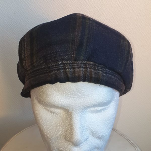 Béret d'hiver en laine mélangée. Couleur dominante bleue. Entièrement doublé. Réglable à l'arrière par élastique. 57 59 25.95€