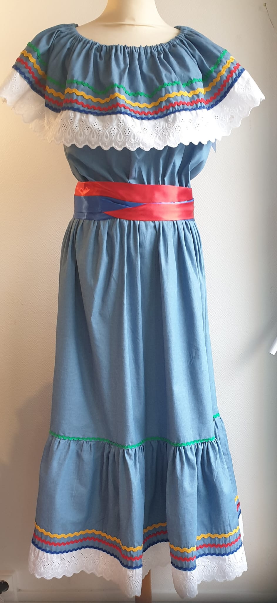 12.1 Robe carabela en tenue traditionnelle haïtienne. Élastique à la taille et une grande ceinture bicolore. Création Anjero Paris. L XL 169.95€