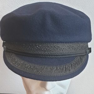 Casquette marin de couleur bleue imperméable, entièrement doublée et assortie de sa visière traditionnelle. Fabrication française.