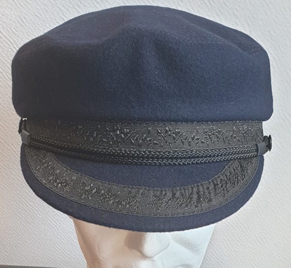 Casquette marin de couleur bleue imperméable, entièrement doublée et assortie de sa visière traditionnelle. Fabrication française.
