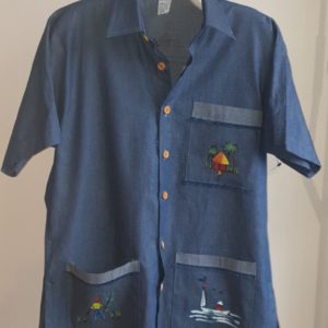 Chemise carabela sur une tenue traditionnelle haïtienne. Trois poches. Manches trois quart. Peint à la main. Couleur bleue marine. Taille M 69.95€