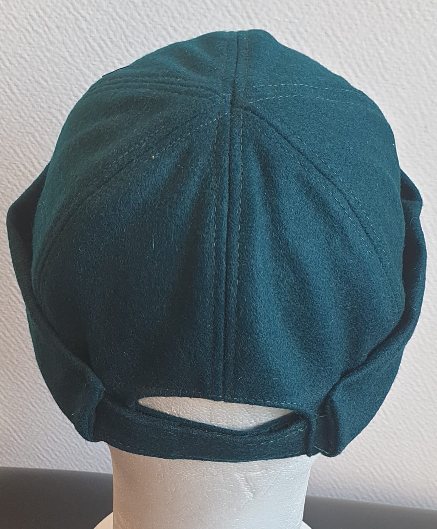 Docker bonnet en laine. Couleur bleu canard. Réglable. Taille unique. Fabrication française.