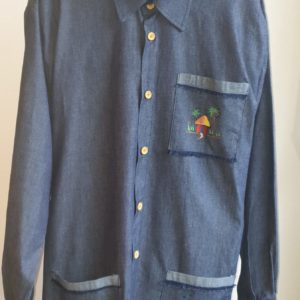 Chemise haïtienne en carabela sur une tenue traditionnelle . Trois poches. Manches longues. Peint à la main. Couleur bleue marine. XL 79.95€