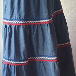 Jupe traditionnelle haïtienne sur un tissu en coton karabela. Trois étages. Couleur bleue marine. 79.95€.jpg