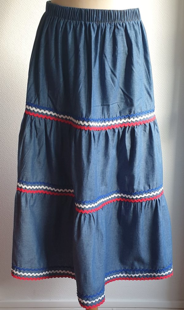 Jupe traditionnelle haïtienne sur un tissu en coton karabela. Trois étages. Couleur bleue marine. 79.95€.jpg
