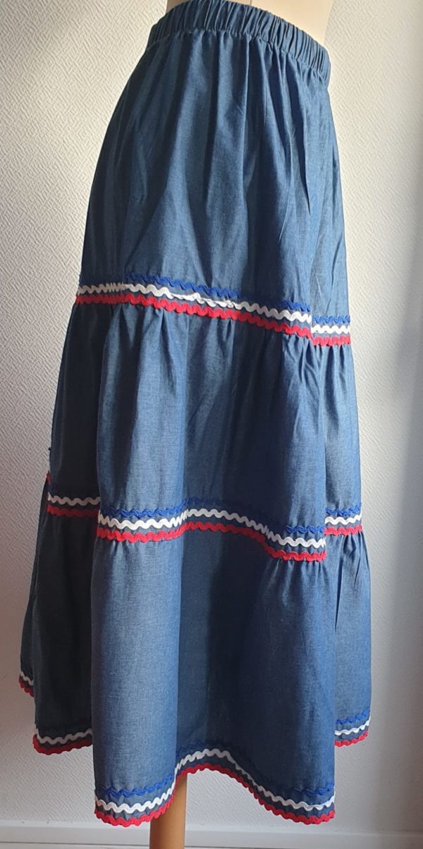 Jupe traditionnelle haïtienne sur un tissu en coton karabela. Trois étages. Couleur bleue marine. 79.95€.jpg