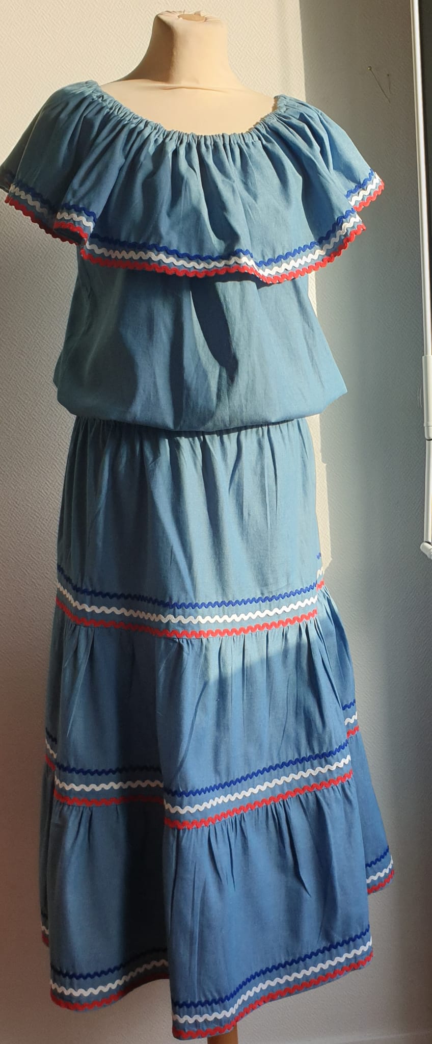 8.1 Ensemble deux pièces. Tenue traditionnelle haïtienne carabela en bleu. Taille unique. Fabrication française.