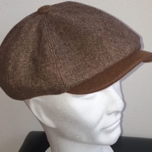 Réf2.1 Béret laine mélangée en marron avec sa visière et son pompon caractéristique. Béret d'hivers. Entièrement doublé en tissu polyester matelassé. Fermeture élastique à l'arrière. 57, 59. 27.95€