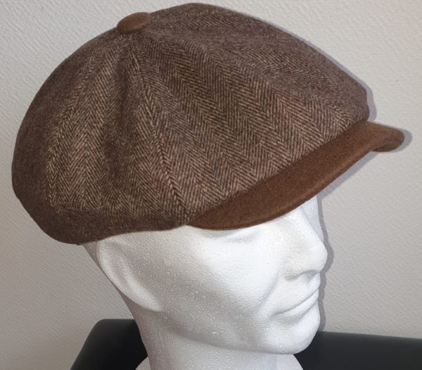 Réf2.1 Béret laine mélangée en marron avec sa visière et son pompon caractéristique. Béret d'hivers. Entièrement doublé en tissu polyester matelassé. Fermeture élastique à l'arrière. 57, 59. 27.95€