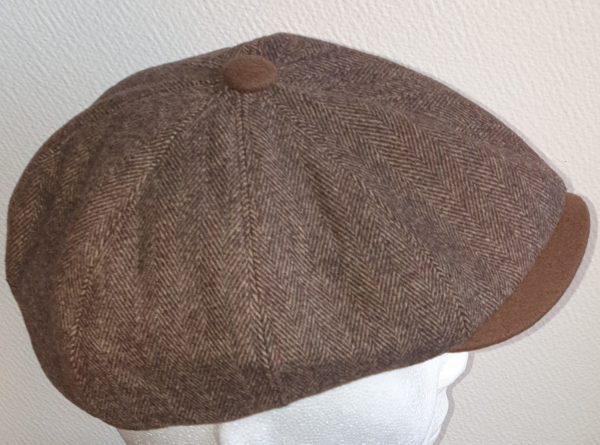 Béret laine mélangée en marron avec sa visière et son pompon caractéristique. Béret d'hivers. Entièrement doublé en tissu polyester matelassé. Fermeture élastique à l'arrière. 57, 59. 27.95€