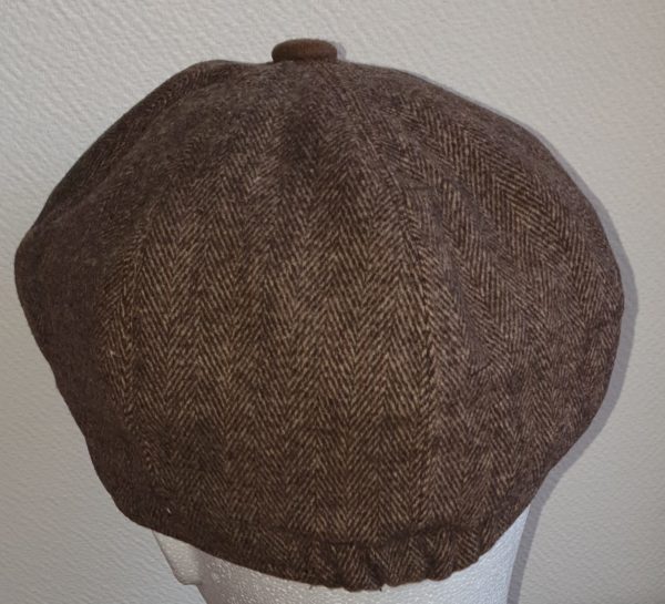 Béret laine mélangée en marron avec sa visière et son pompon caractéristique. Béret d'hivers. Entièrement doublé en tissu polyester matelassé. Fermeture élastique à l'arrière. 57, 59. 27.95€