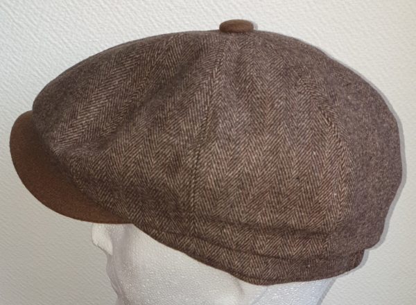 Béret laine mélangée en marron avec sa visière et son pompon caractéristique. Béret d'hivers. Entièrement doublé en tissu polyester matelassé. Fermeture élastique à l'arrière. 57, 59. 27.95€