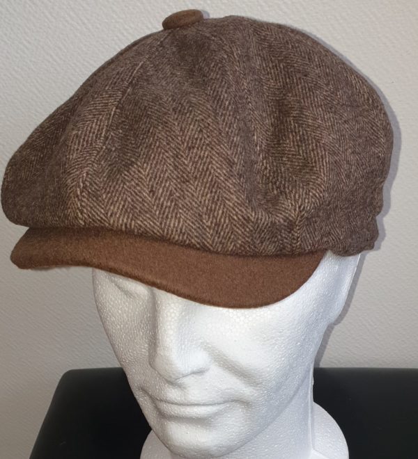 Béret laine mélangée en marron avec sa visière et son pompon caractéristique. Béret d'hivers. Entièrement doublé en tissu polyester matelassé. Fermeture élastique à l'arrière. 57, 59. 27.95€