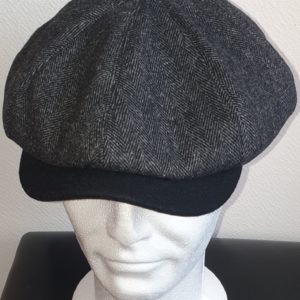 Réf3.1 Béret laine mélangée en gris avec sa visière noire et son pompon caractéristique. Béret d'hiver. Entièrement doublé en tissu polyester matelassé. Fermeture élastique à l'arrière. 57, 59. 27.95€