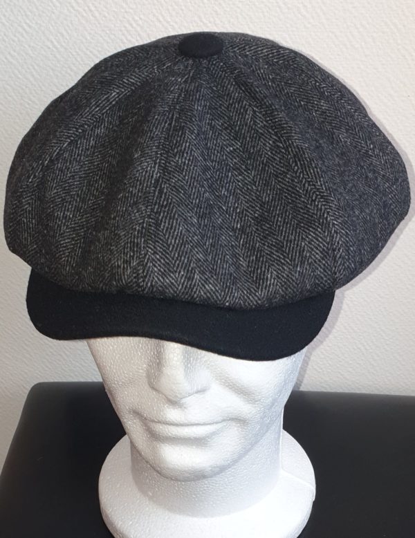 Réf3.1 Béret laine mélangée en gris avec sa visière noire et son pompon caractéristique. Béret d'hiver. Entièrement doublé en tissu polyester matelassé. Fermeture élastique à l'arrière. 57, 59. 27.95€