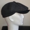 Béret laine mélangée en gris avec sa visière noire et son pompon caractéristique. Béret d'hiver. Entièrement doublé en tissu polyester matelassé. Fermeture élastique à l'arrière. 57, 59. 27.95€