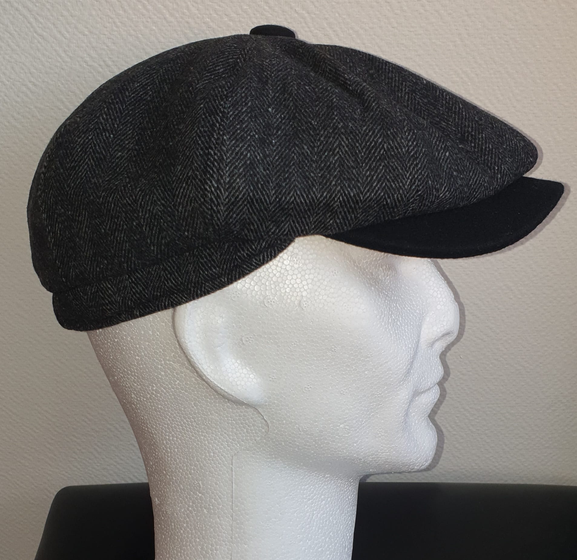 Béret laine mélangée en gris avec sa visière noire et son pompon caractéristique. Béret d'hiver. Entièrement doublé en tissu polyester matelassé. Fermeture élastique à l'arrière. 57, 59. 27.95€