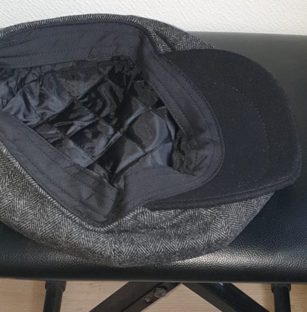 Béret laine mélangée en gris avec sa visière noire et son pompon caractéristique. Béret d'hiver. Entièrement doublé en tissu polyester matelassé. Fermeture élastique à l'arrière. 57, 59. 27.95€