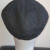 Béret laine mélangée en gris avec sa visière noire et son pompon caractéristique. Béret d'hiver. Entièrement doublé en tissu polyester matelassé. Fermeture élastique à l'arrière. 57, 59. 27.95€