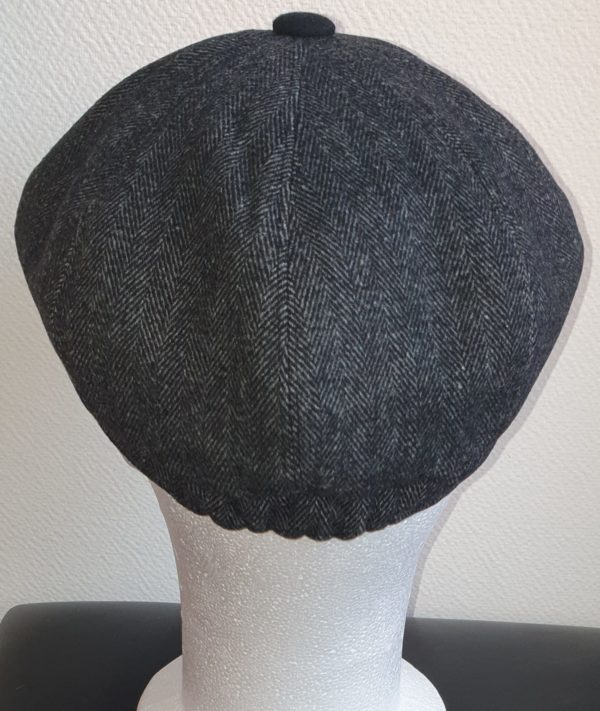 Béret laine mélangée en gris avec sa visière noire et son pompon caractéristique. Béret d'hiver. Entièrement doublé en tissu polyester matelassé. Fermeture élastique à l'arrière. 57, 59. 27.95€