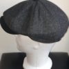 Béret laine mélangée en gris avec sa visière noire et son pompon caractéristique. Béret d'hiver. Entièrement doublé en tissu polyester matelassé. Fermeture élastique à l'arrière. 57, 59. 27.95€