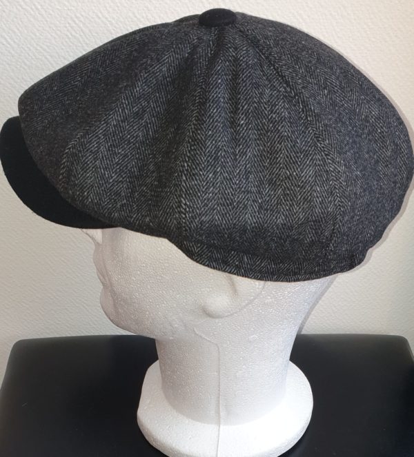 Béret laine mélangée en gris avec sa visière noire et son pompon caractéristique. Béret d'hiver. Entièrement doublé en tissu polyester matelassé. Fermeture élastique à l'arrière. 57, 59. 27.95€