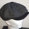 Béret laine mélangée en gris avec sa visière noire et son pompon caractéristique. Béret d'hiver. Entièrement doublé en tissu polyester matelassé. Fermeture élastique à l'arrière. 57, 59. 27.95€