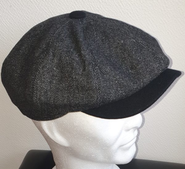 Béret laine mélangée en gris avec sa visière noire et son pompon caractéristique. Béret d'hiver. Entièrement doublé en tissu polyester matelassé. Fermeture élastique à l'arrière. 57, 59. 27.95€