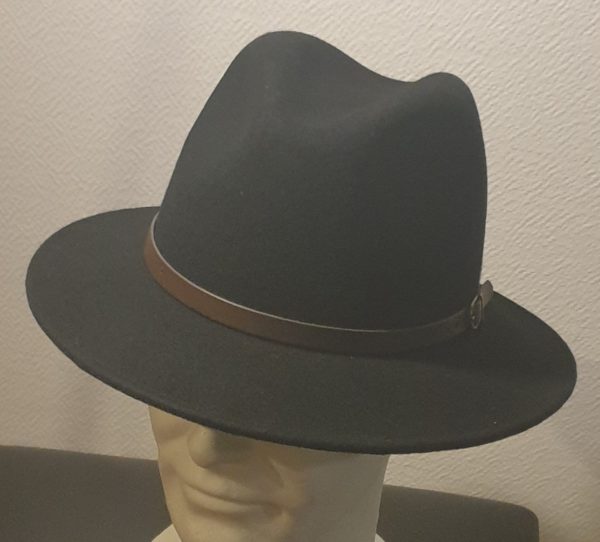 Chapeau en laine de couleur noire, doté d'un large bord et orné d'une petite ceinture en cuir marron, circulaire à sa base.