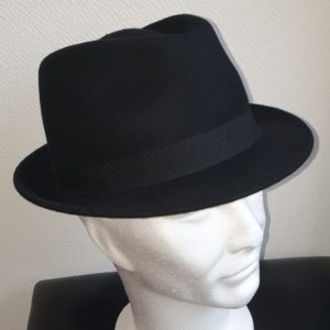 Chapeau-Panama-en-laine-de-couleur-noire-orne-dune-large-ceinture-noire-circulaire-a-sa-base.-Modele-borsalino.-Made-in-Italie.