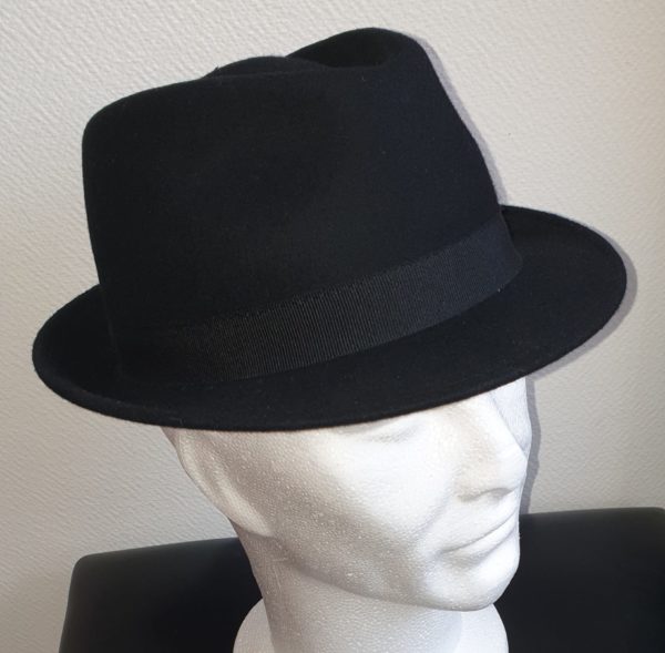 Chapeau-Panama-en-laine-de-couleur-noire-orne-dune-large-ceinture-noire-circulaire-a-sa-base.-Modele-borsalino.-Made-in-Italie.