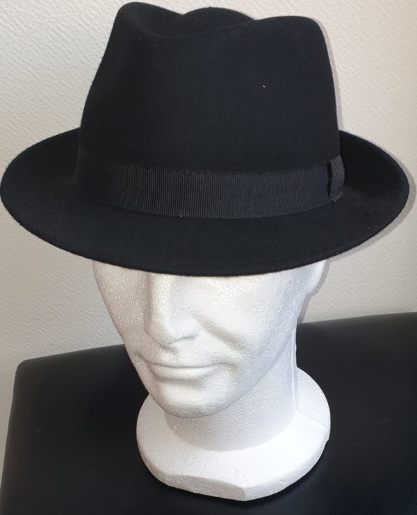 Chapeau-Panama-en-laine-de-couleur-noire-orne-dune-large-ceinture-noire-circulaire-a-sa-base.-Modele-borsalino.-Made-in-Italie.