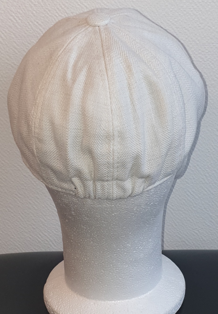 113.1 Béret d'été. Casquette béret. Tissu lin viscose. Entièrement doublé en tissu polyester. Élastique à l'arrière. Couleur ivoire. 57 59. 23,50€